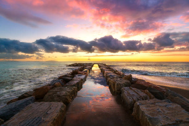 Scogliera al tramonto sulla costa di Cecina