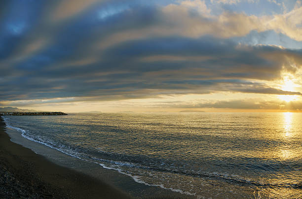 Alba sulla spiaggia della costa livornese